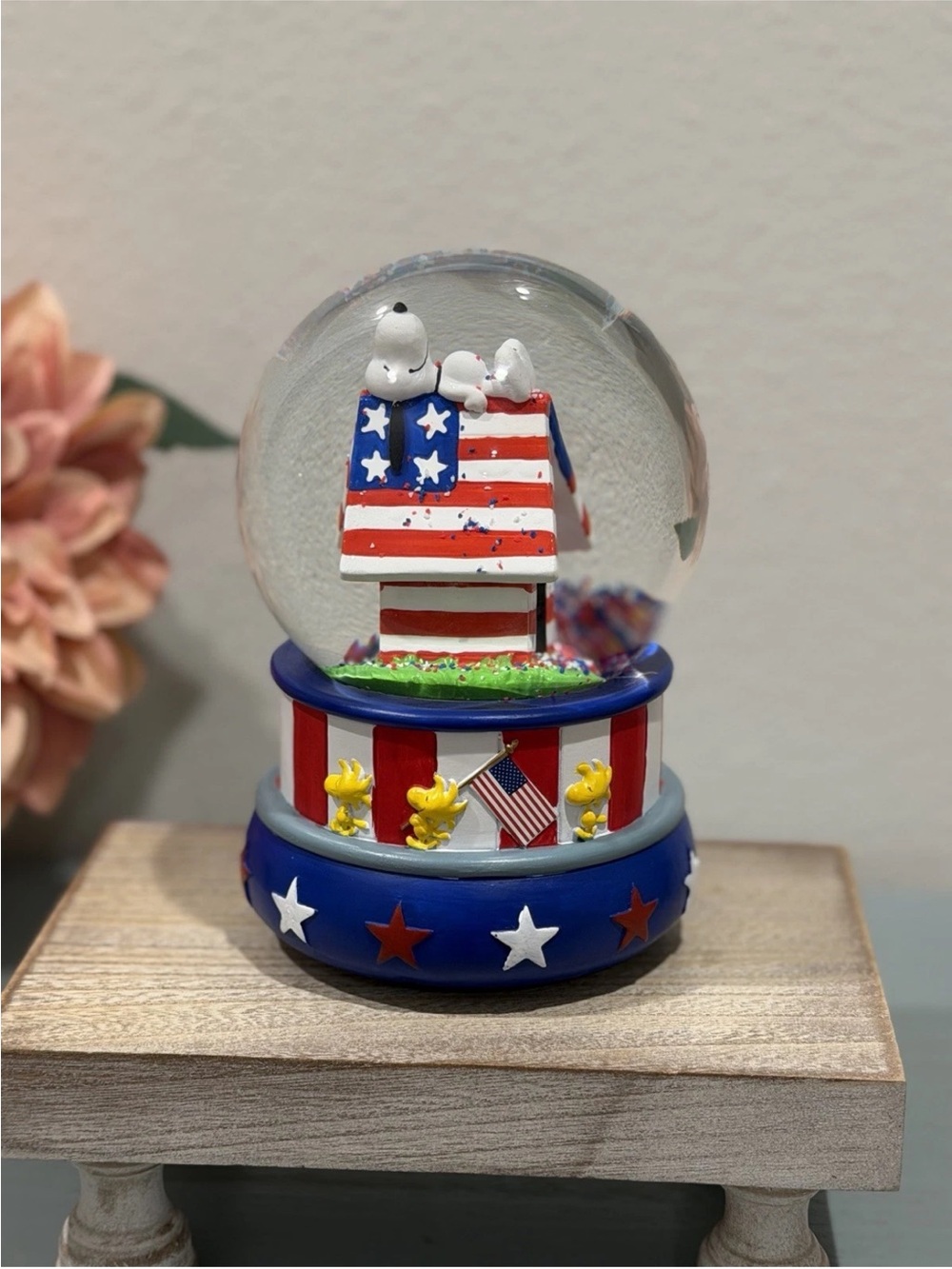 Peanuts Snoopy Patriotic Musical Snow
Globe National Anthem 8" H